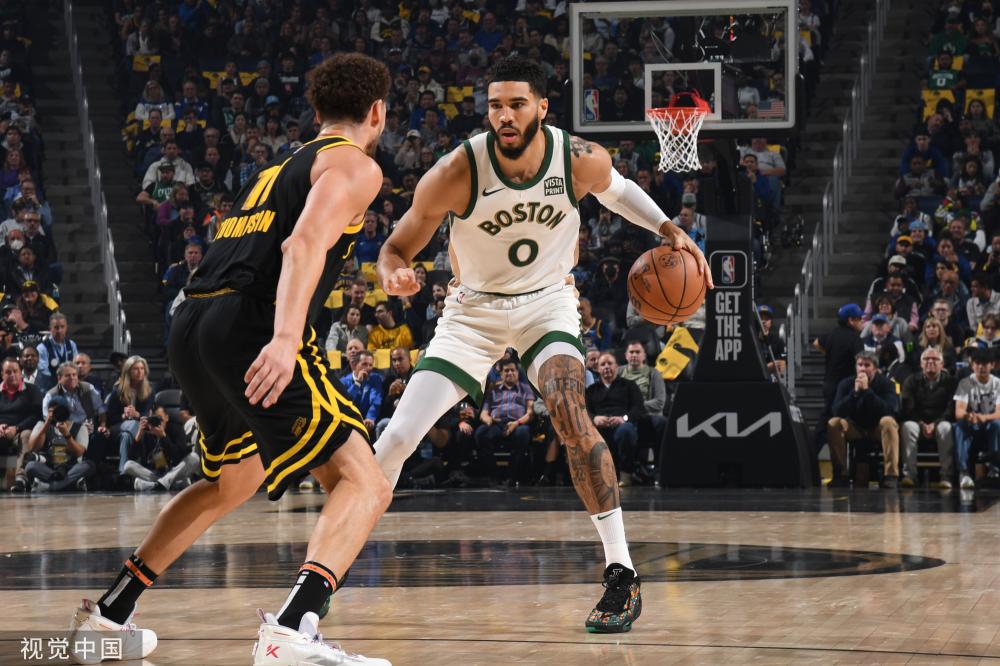 她的出场不 她的出场不